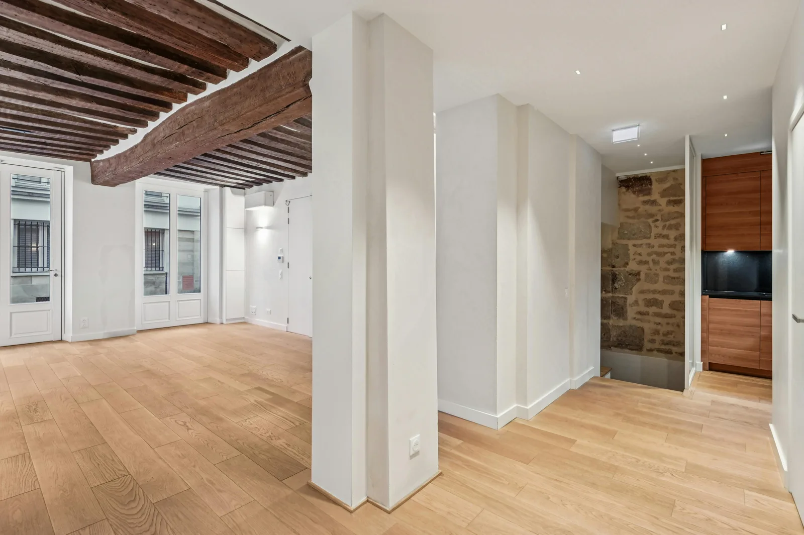 Elegant Gallery and Showroom on Rue du Roi Doré, Paris — 5