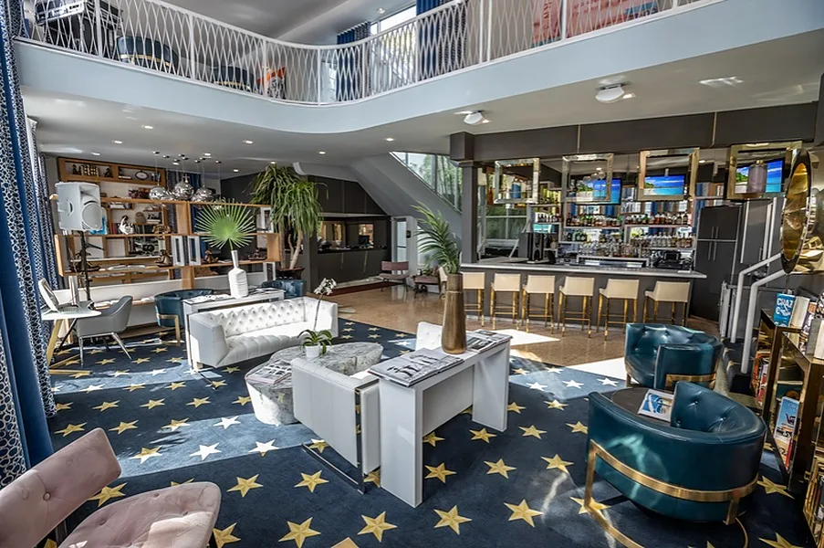 Elegant Hotel with Premium Amenities in South Beach, 93 sqm, showroom presentation, pop-up rental in Miami Beach, second int…