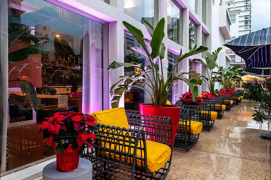 Elegant Hotel with Premium Amenities in South Beach, 93 sqm, showroom presentation, pop-up rental in Miami Beach, additional…