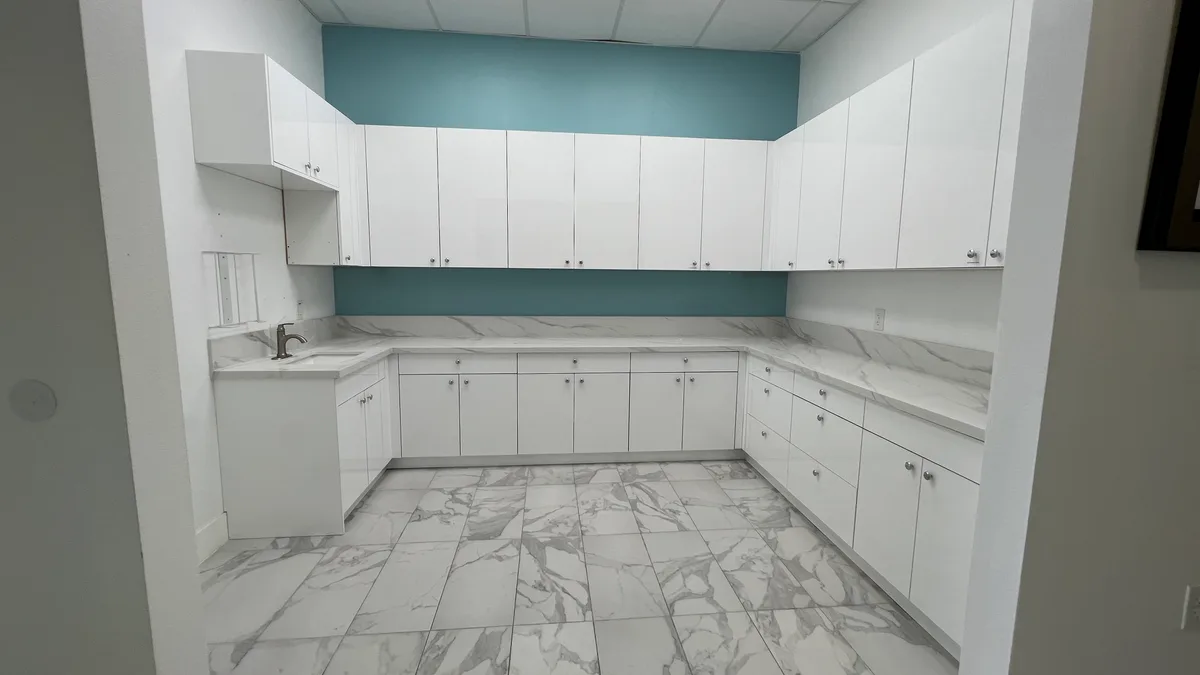 Elegant Medical Office Space with Spacious Reception Area, 214 sqm, photo shoot, pop-up rental in Garden Grove, second inter…