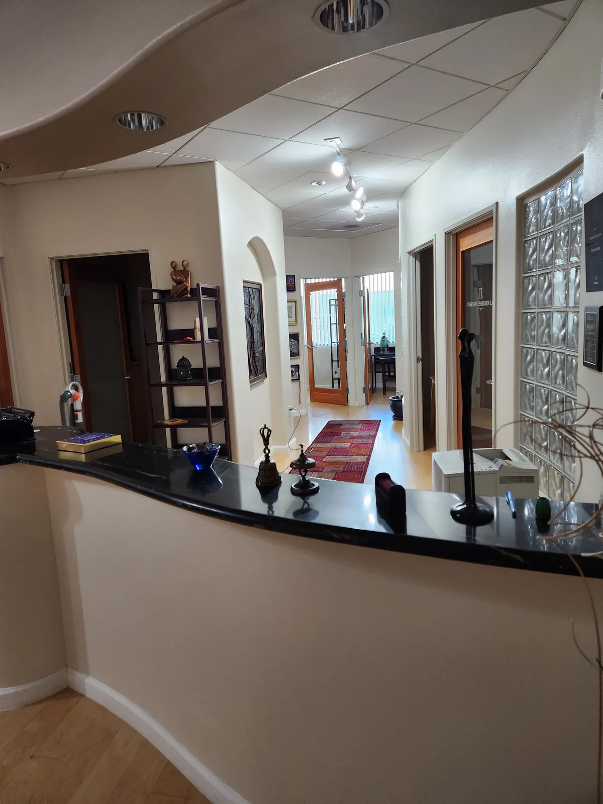Elegant Office Space with Unique Interior Features, 139 sqm, art exhibition, pop-up rental in Thousand Oaks, additional inte…