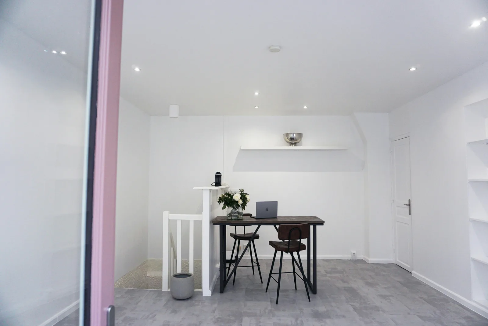 Elegant Pink Pop-Up Boutique at 9 Rue du Croissant, Paris — 2