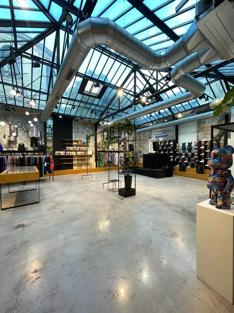 Elegant Pop-Up Space Available in Le Marais — 4