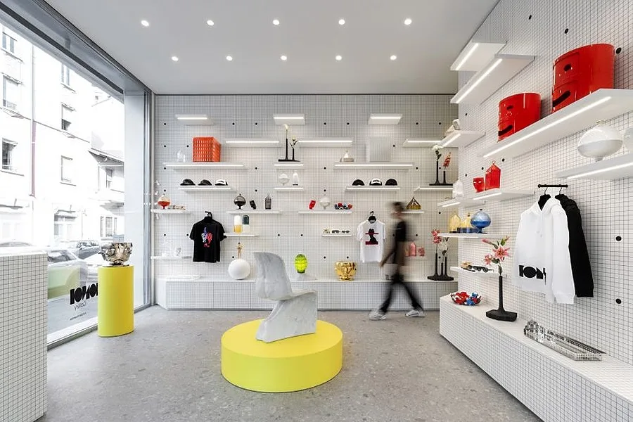 Elegant Renovated Shop with Double Window Display, 40 sqm, retail activation, pop-up rental in Milano