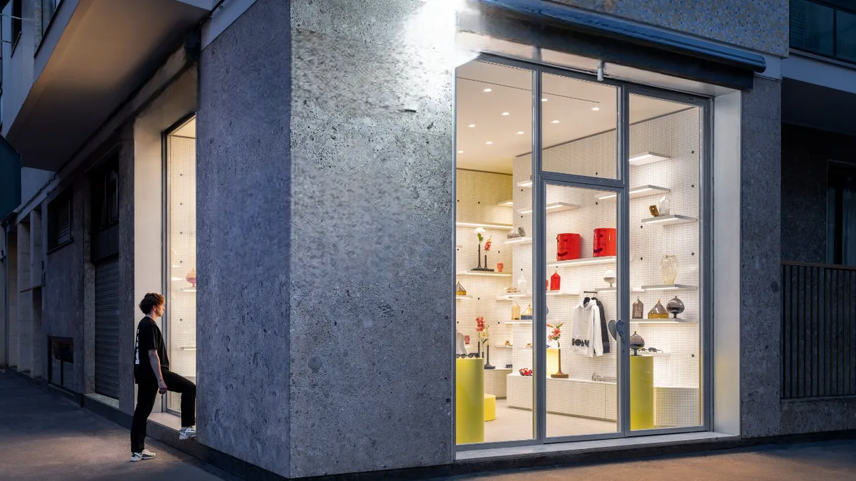 Elegant Renovated Shop with Double Window Display, 40 sqm, retail activation, pop-up rental in Milano, interior view