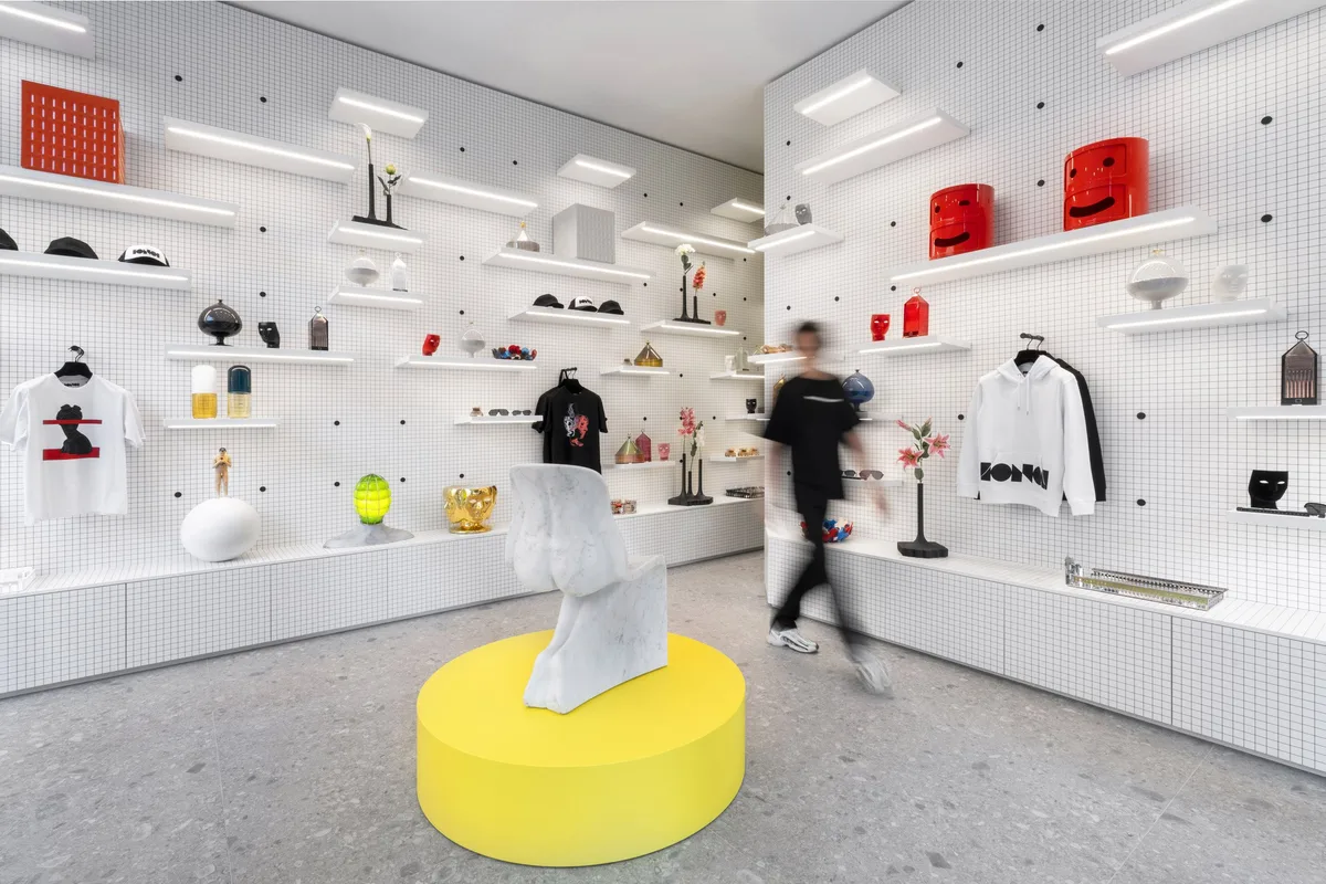 Elegant Renovated Shop with Double Window Display, 40 sqm, retail activation, pop-up rental in Milano, second interior view