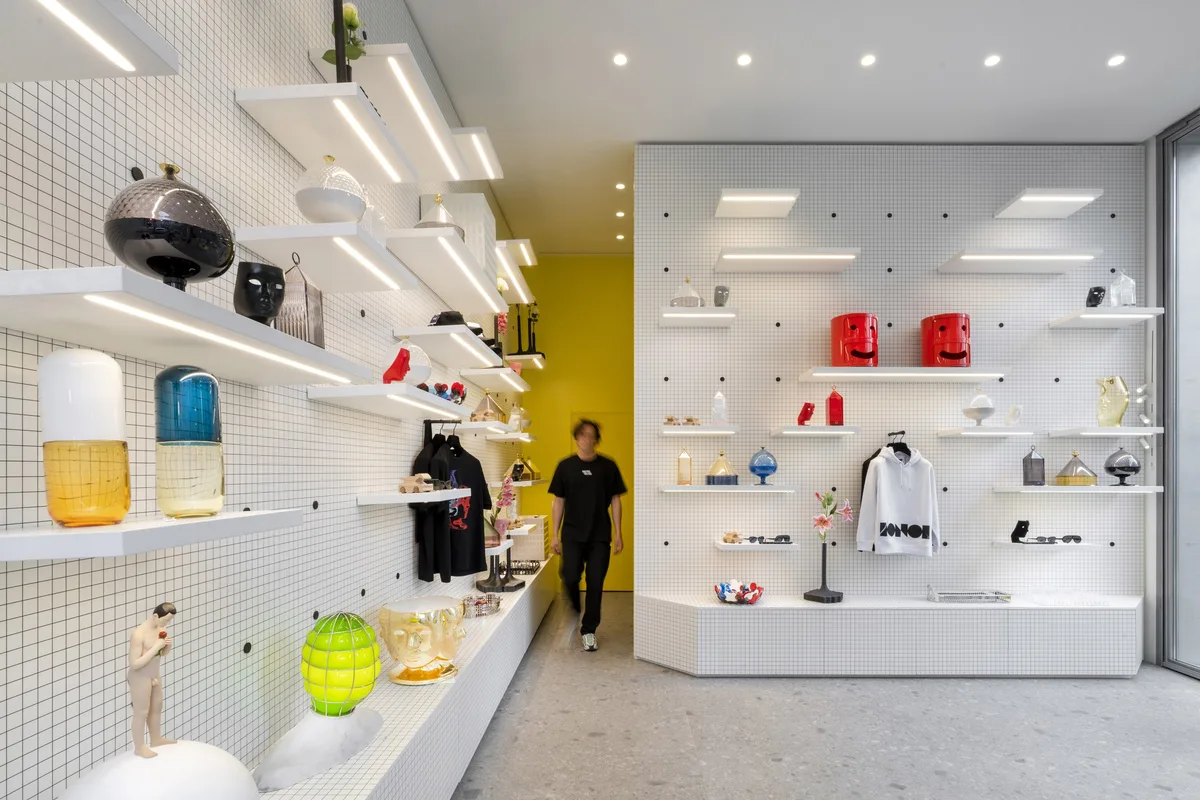 Elegant Renovated Shop with Double Window Display, 40 sqm, retail activation, pop-up rental in Milano, third interior view