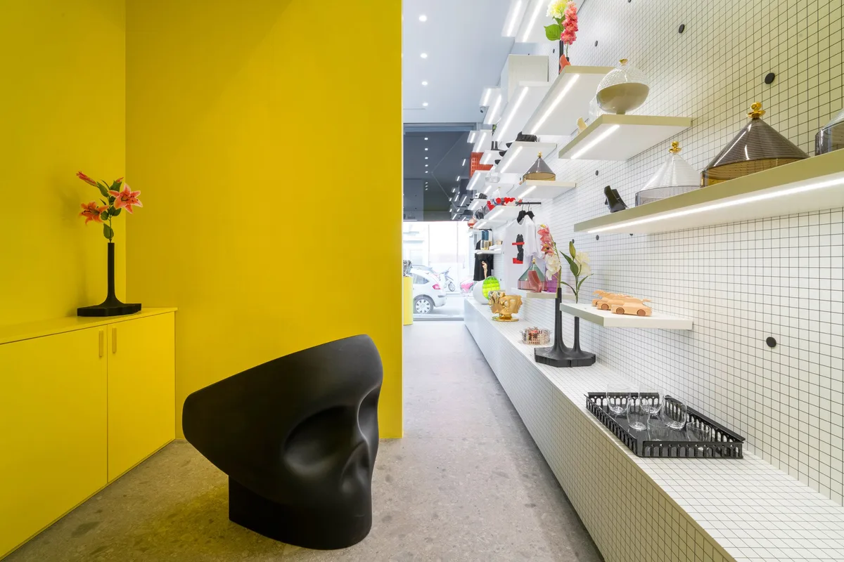 Elegant Renovated Shop with Double Window Display, 40 sqm, retail activation, pop-up rental in Milano, additional interior v…
