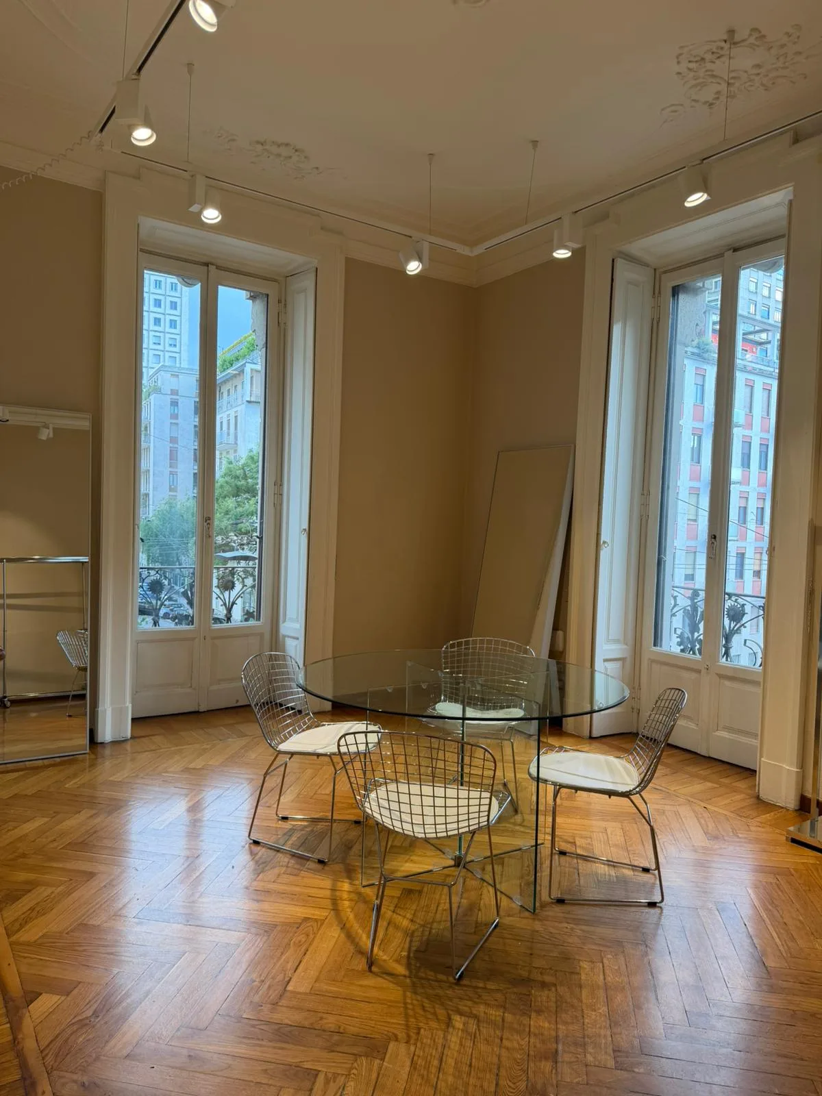 Elegant Showroom in Historic Liberty-style Building, 200 sqm, showroom presentation, pop-up rental in Milano, additional int…