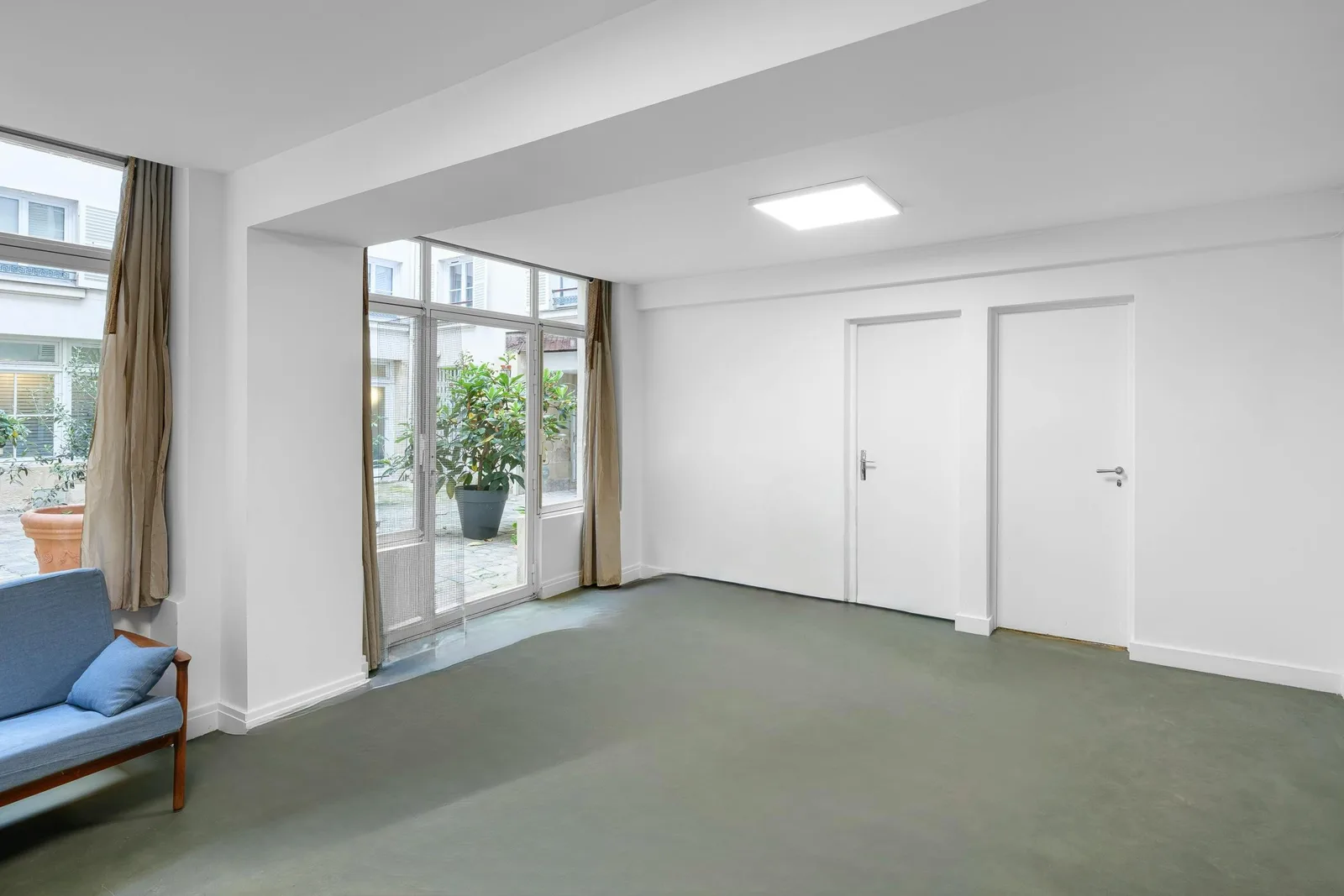 Elegant Showroom Near Pont-Neuf in Saint-Germain-des-Prés — 3