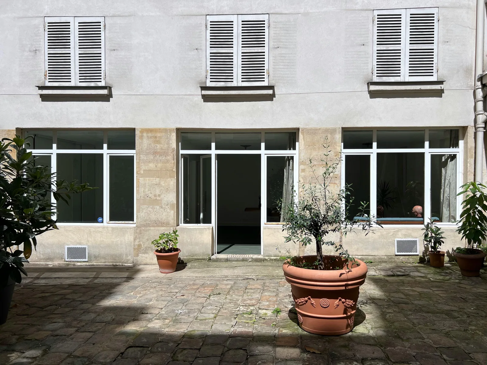 Elegant Showroom Near Pont-Neuf in Saint-Germain-des-Prés — 4