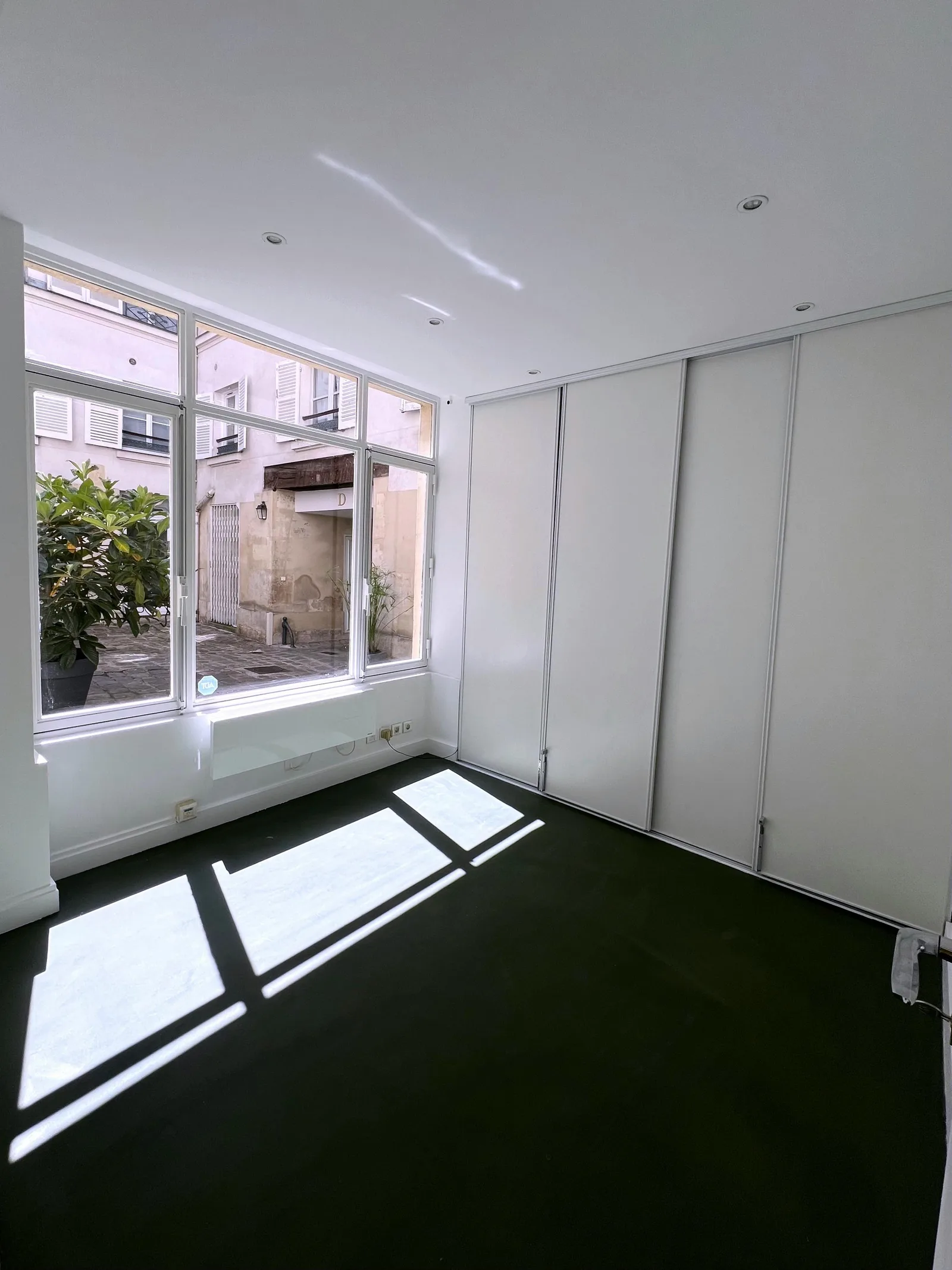 Elegant Showroom Near Pont-Neuf in Saint-Germain-des-Prés — 5