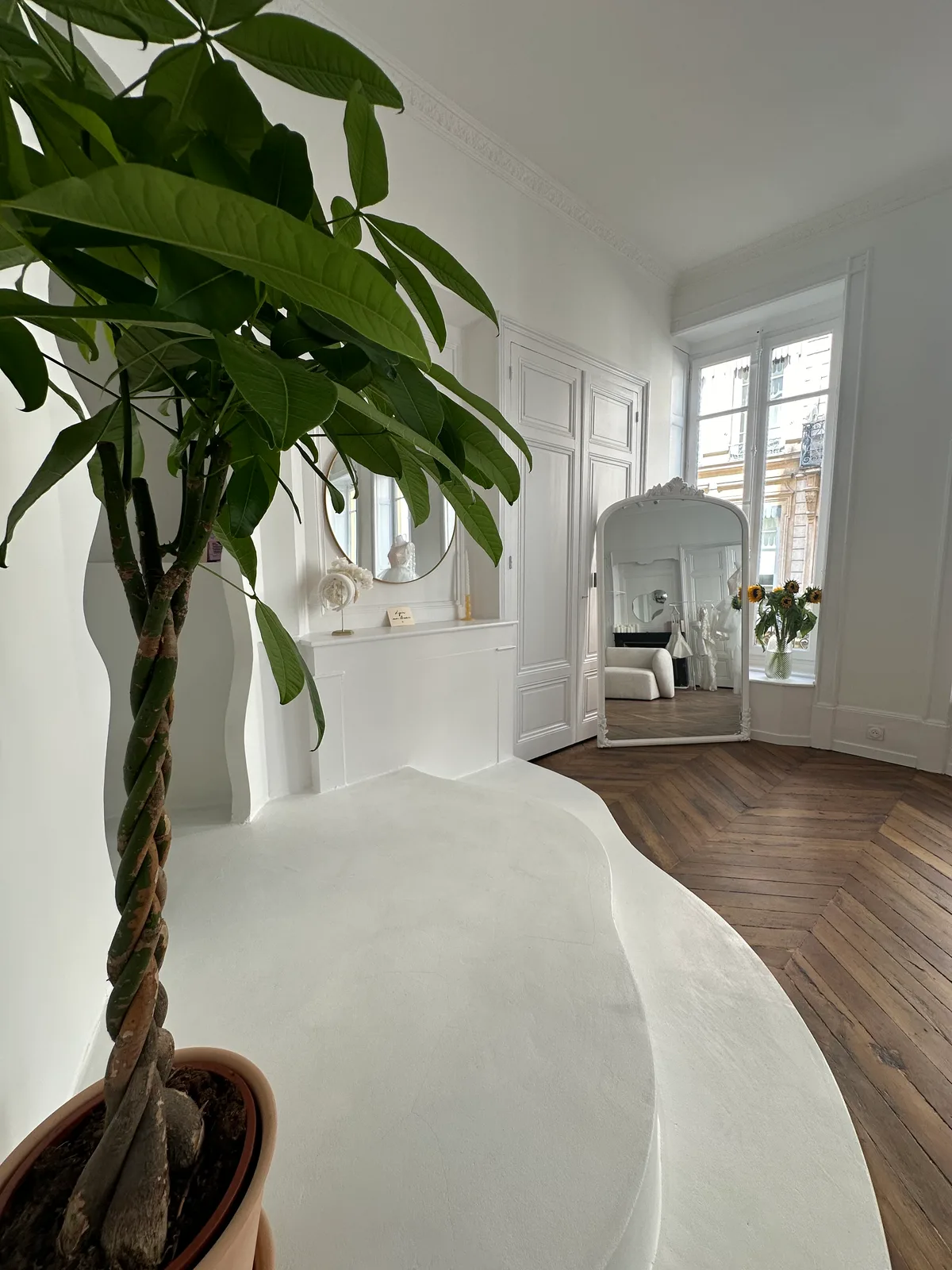 Elegant Showroom with Fitting Rooms and Elevator, 70 sqm, showroom presentation, pop-up rental in Lyon, interior view