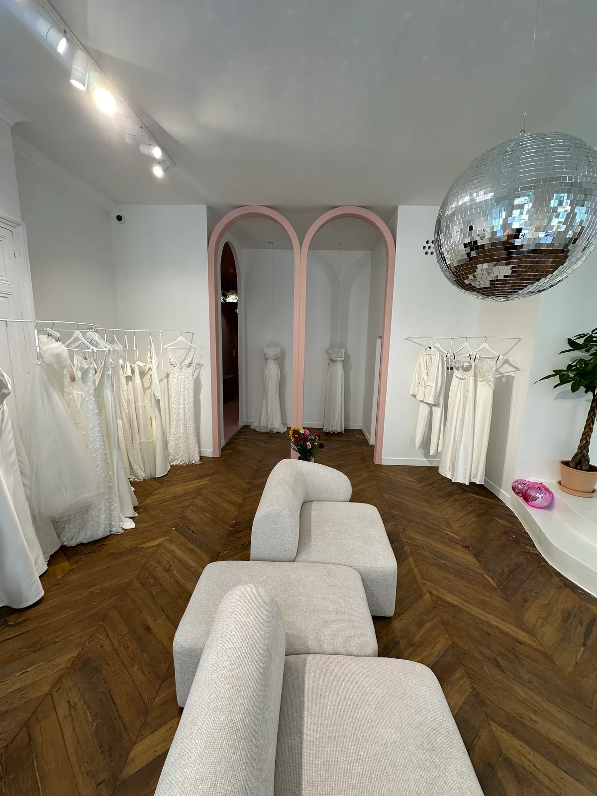 Elegant Showroom with Fitting Rooms and Elevator, 70 sqm, showroom presentation, pop-up rental in Lyon, second interior view