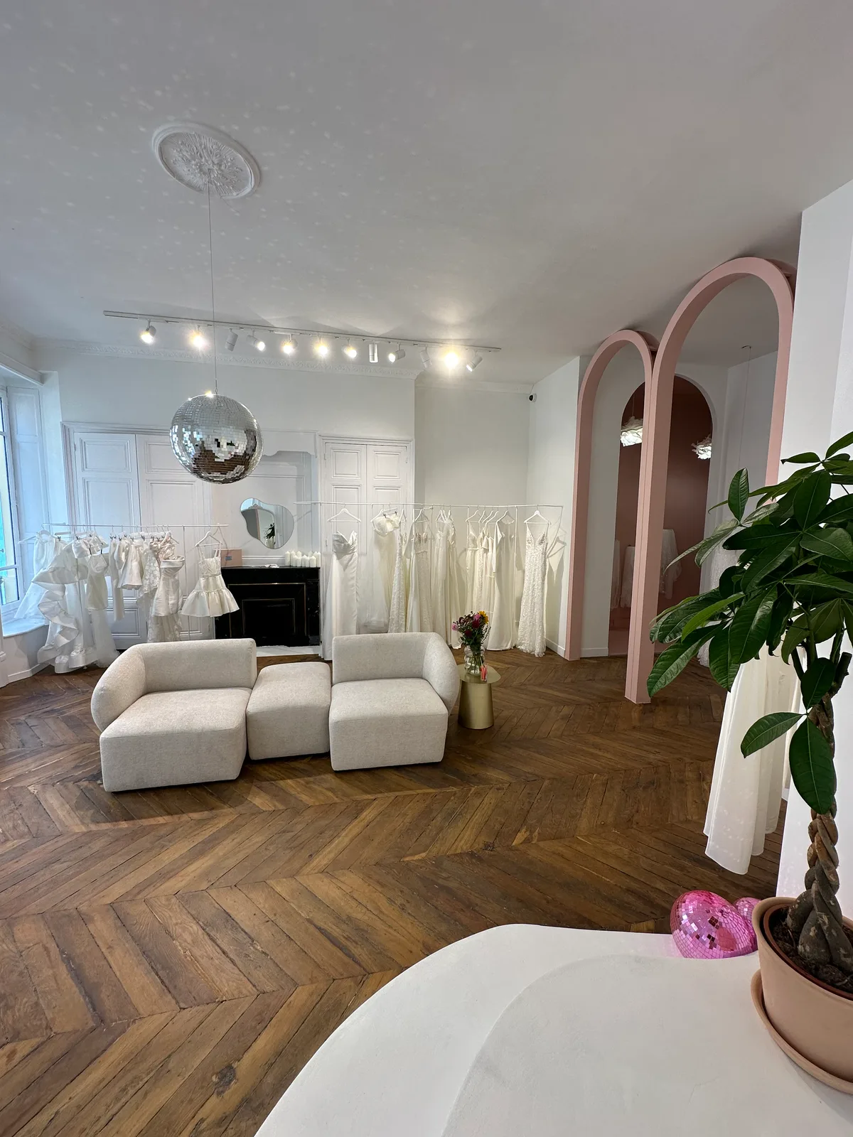 Elegant Showroom with Fitting Rooms and Elevator, 70 sqm, showroom presentation, pop-up rental in Lyon, additional interior…