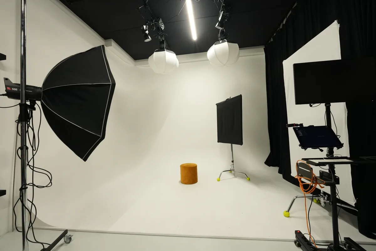 Equipped Photo Studio with Make-Up Room in Almere, 140 sqm, photo shoot, pop-up rental