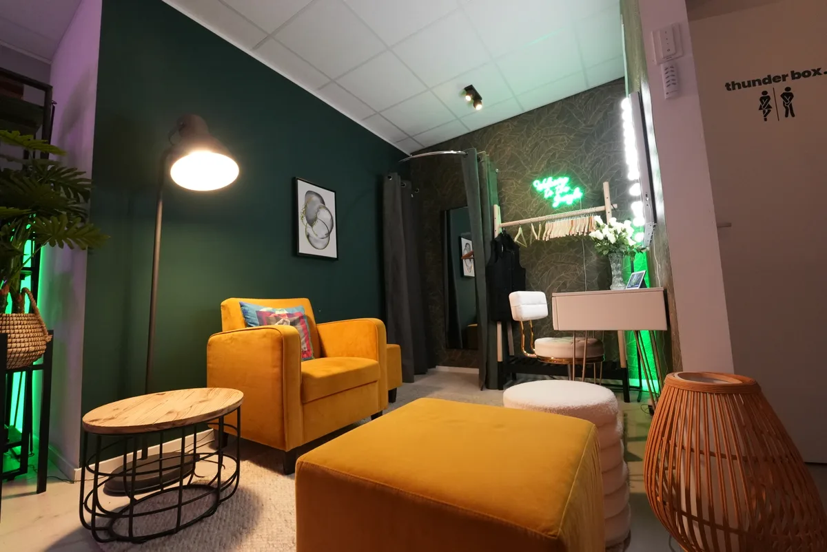 Equipped Photo Studio with Make-Up Room in Almere, 140 sqm, photo shoot, pop-up rental, interior view