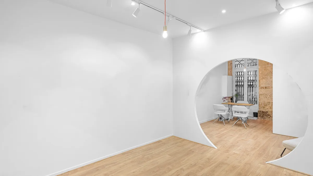 Espace commercial avec vitrine et accès multiples, 45 sqm, showroom presentation, pop-up rental in Paris, interior view