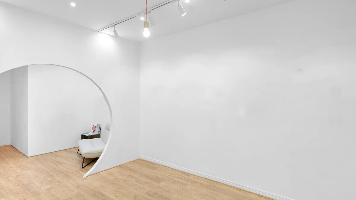 Espace commercial avec vitrine et accès multiples, 45 sqm, showroom presentation, pop-up rental in Paris, second interior vi…