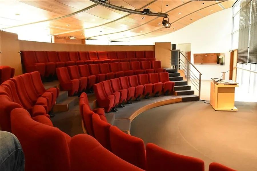 Espace de conférence avec amphithéâtre et commodités, 150 sqm, conference, pop-up rental in Mortefontaine