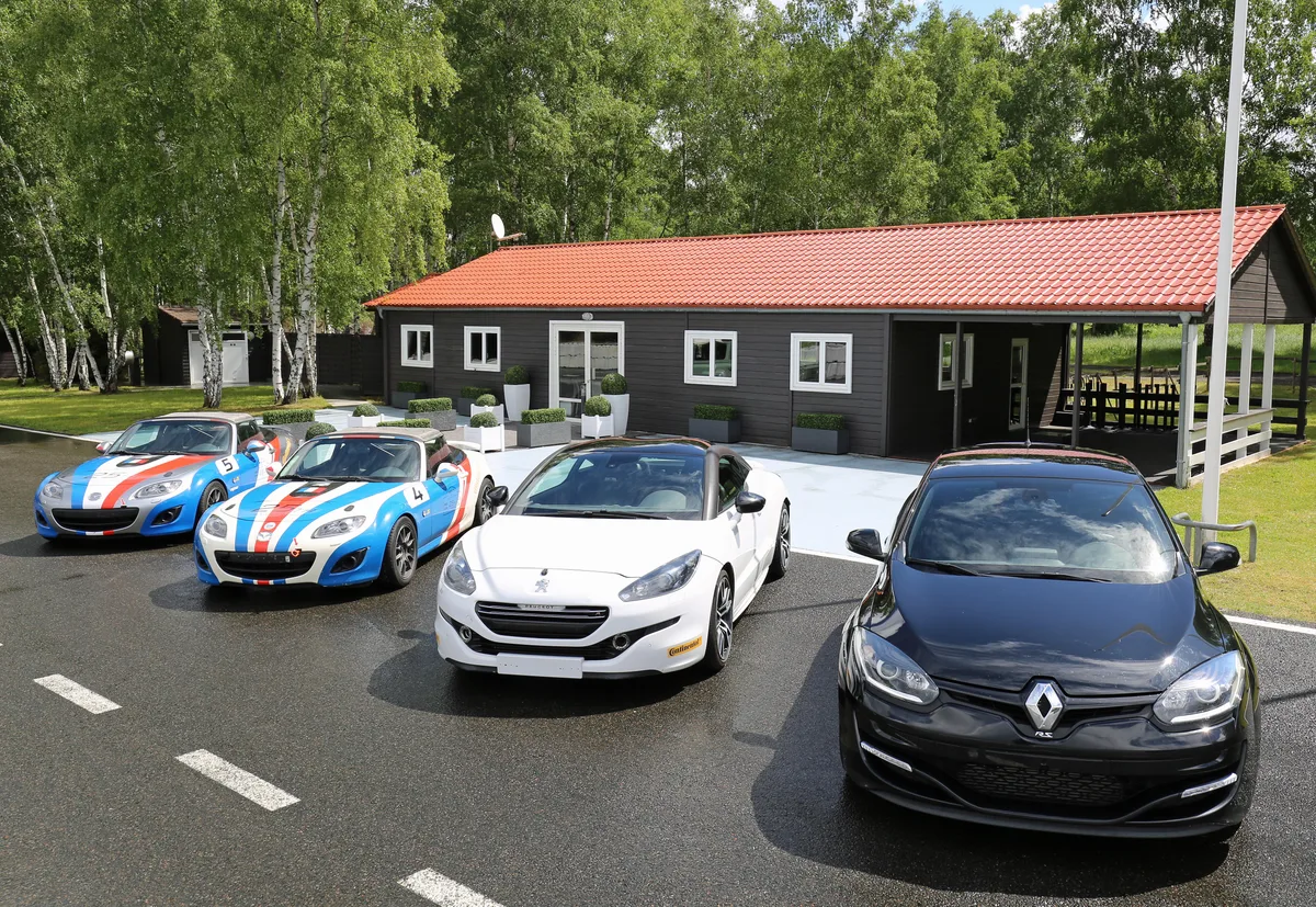 Espace de Réunion avec Accès à une Piste de Course, 120 sqm, team offsite, pop-up rental in Mortefontaine