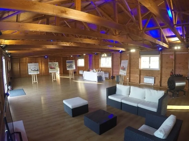 Espace de Réunion avec Accès à une Piste de Course, 120 sqm, team offsite, pop-up rental in Mortefontaine, interior view