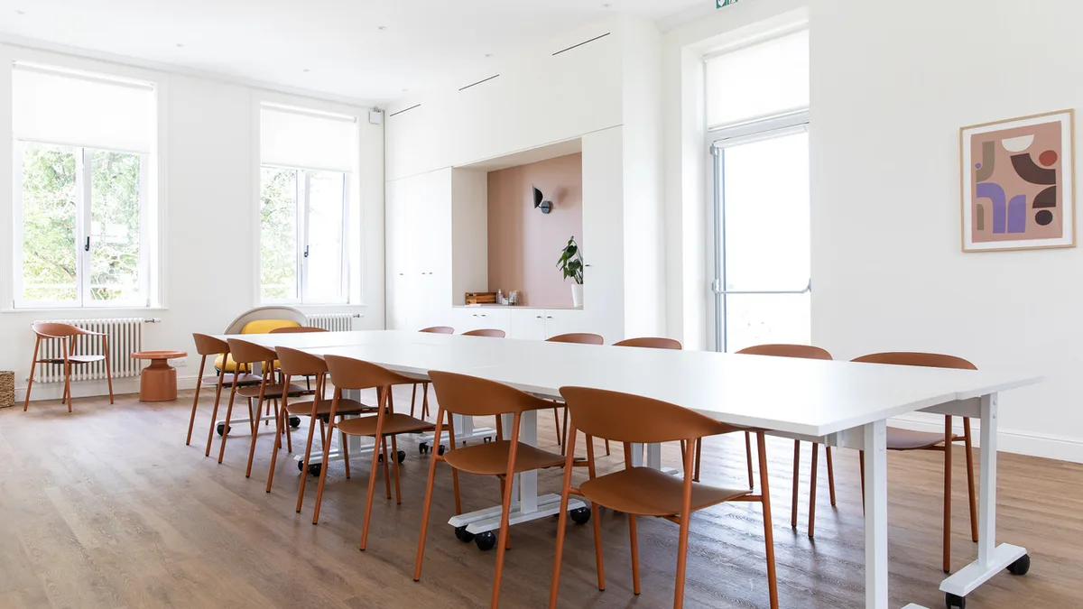 Espace de réunions et séminaires avec cuisine et éclairage naturel, 400 sqm, showroom presentation, pop-up rental in Villene…