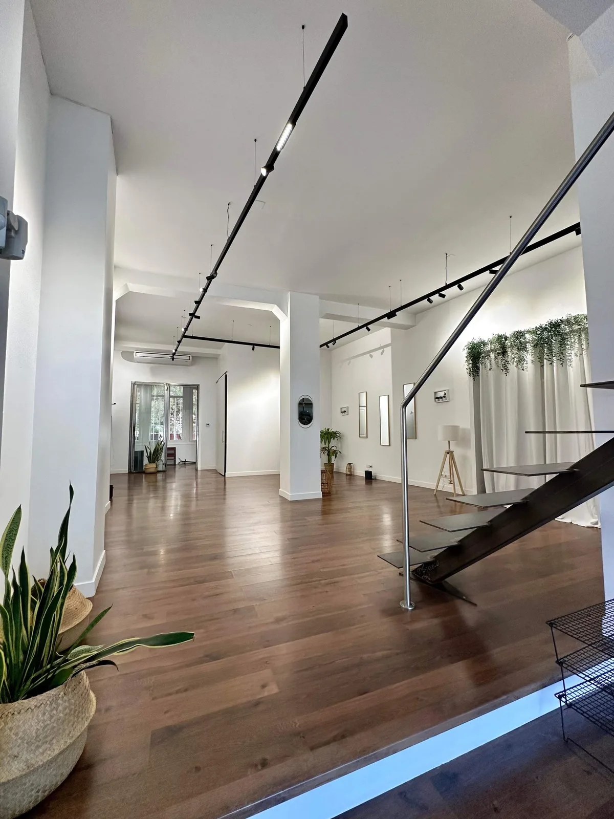 Espace de Vie Polyvalent avec Terrasse Intérieure, 80 sqm, art exhibition, pop-up rental in Marseille