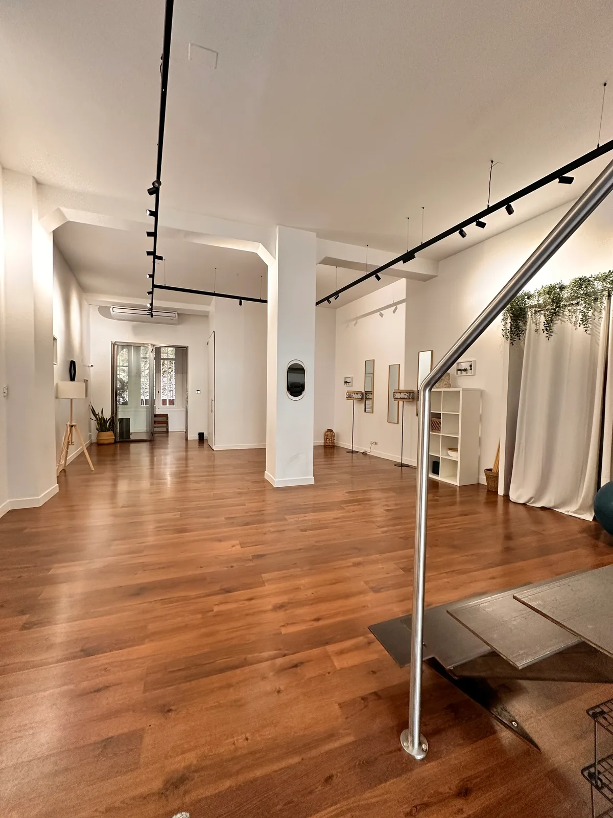 Espace de Vie Polyvalent avec Terrasse Intérieure, 80 sqm, art exhibition, pop-up rental in Marseille, interior view