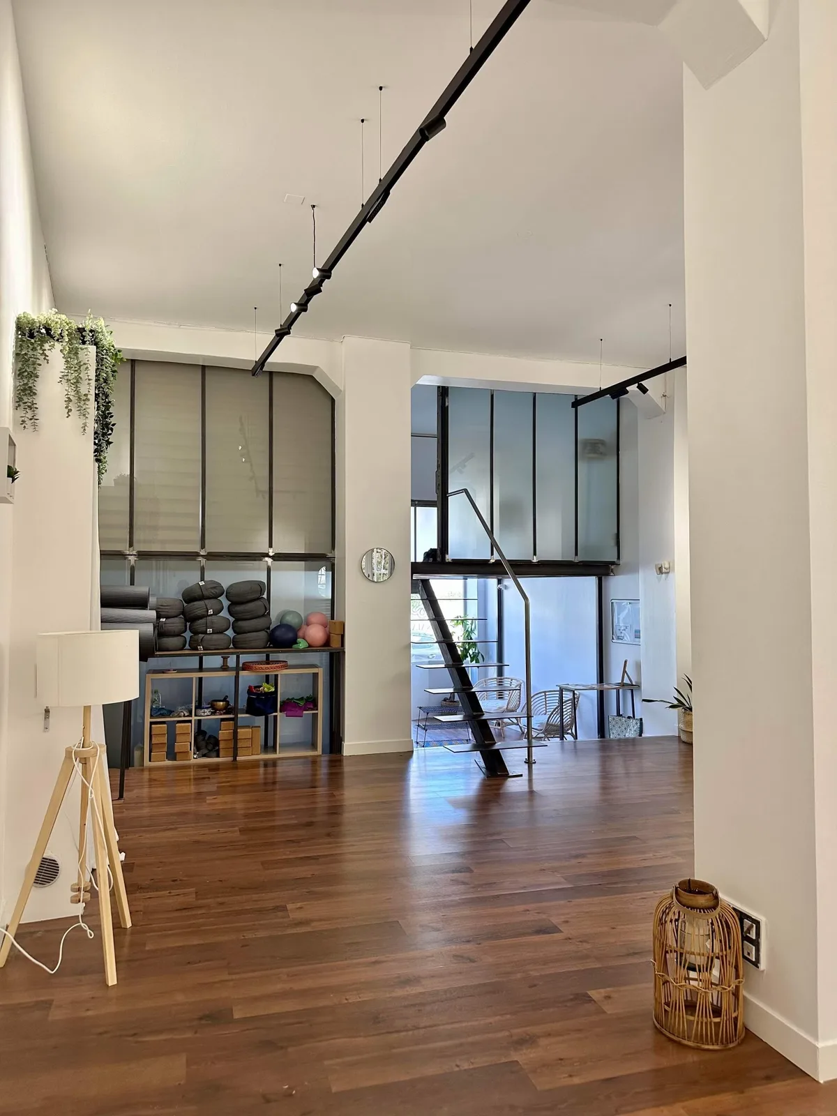 Espace de Vie Polyvalent avec Terrasse Intérieure, 80 sqm, art exhibition, pop-up rental in Marseille, third interior view
