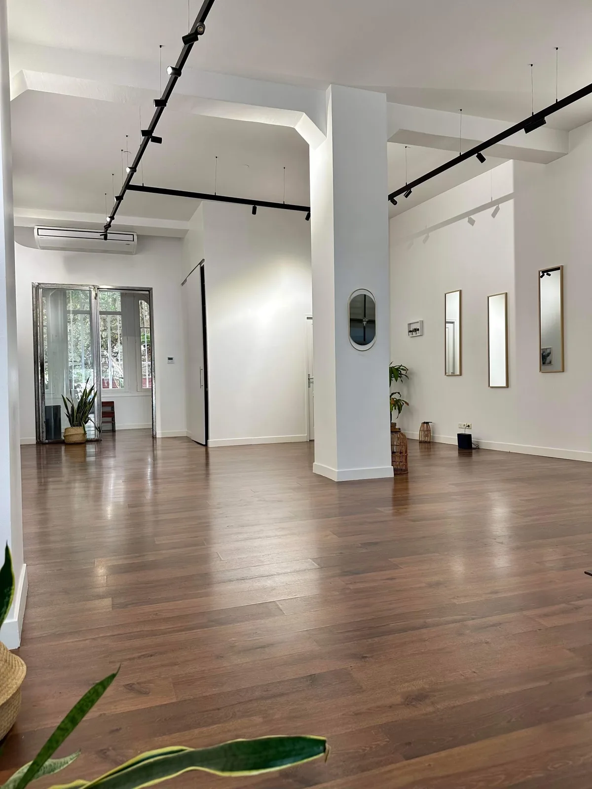 Espace de Vie Polyvalent avec Terrasse Intérieure, 80 sqm, art exhibition, pop-up rental in Marseille, additional interior v…