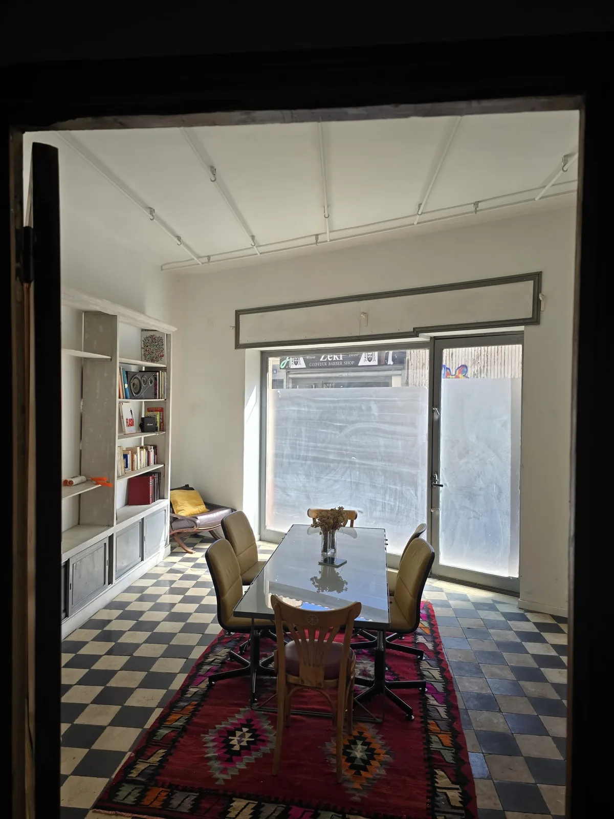 Espace polyvalent de 30m² avec vitrine, pop up store in Marseille, interior view