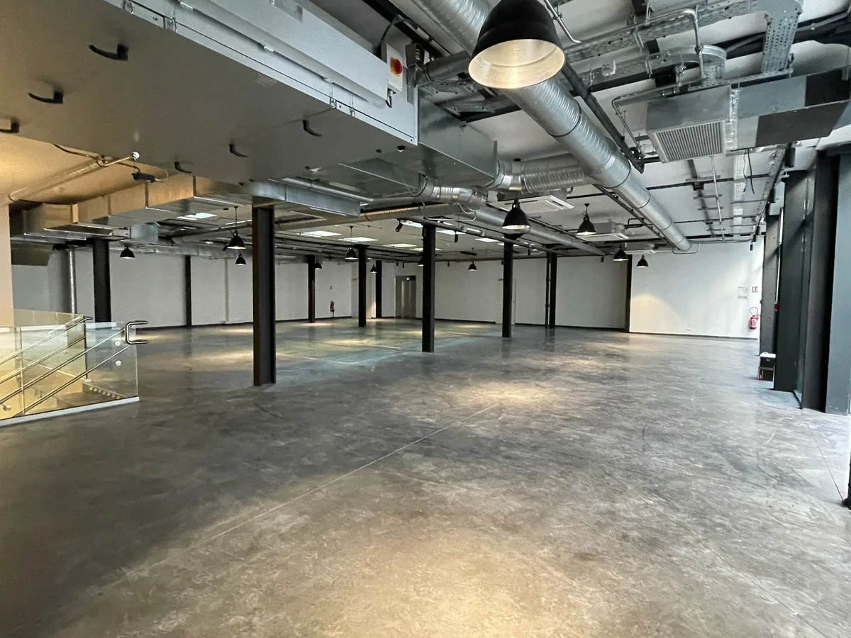 Exceptional 960m2 Gallery Space Near Tuileries, 960 sqm, showroom presentation, pop-up rental in Paris, interior view
