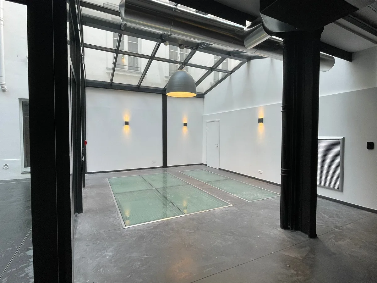 Exceptional 960m2 Gallery Space Near Tuileries, 960 sqm, showroom presentation, pop-up rental in Paris, second interior view