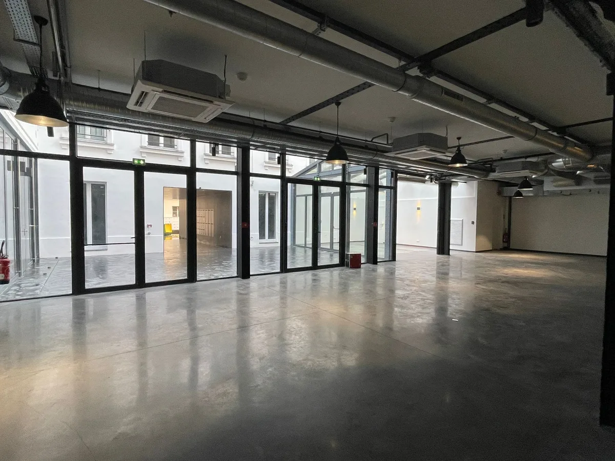 Exceptional 960m2 Gallery Space Near Tuileries, 960 sqm, showroom presentation, pop-up rental in Paris, additional interior…