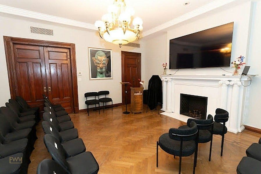 Exclusive Venue in Historic Metropolitan District, New York, 56 sqm, art exhibition, pop-up rental