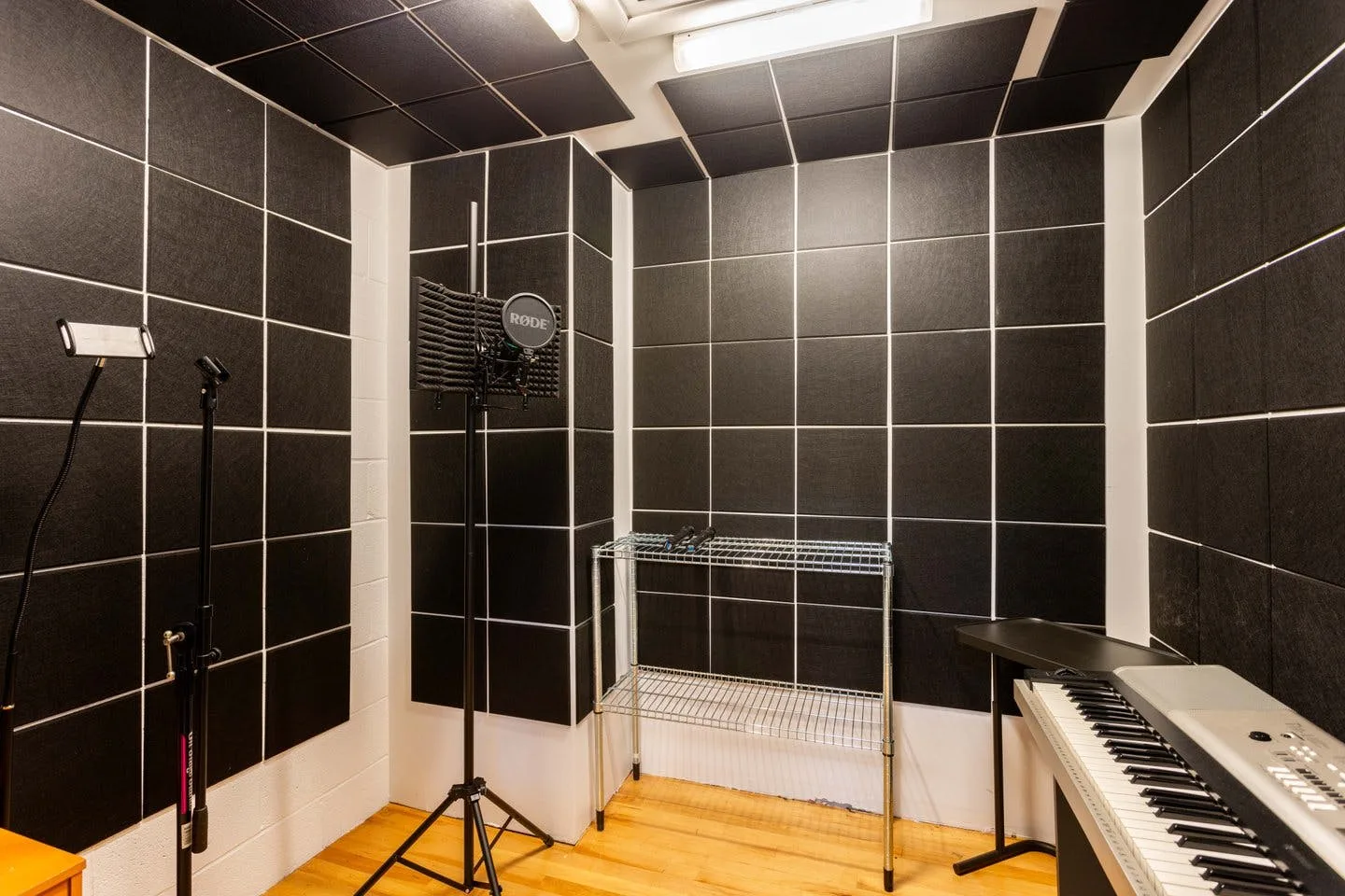 Executive Meeting Room in Silver Lake, Los Angeles — 2