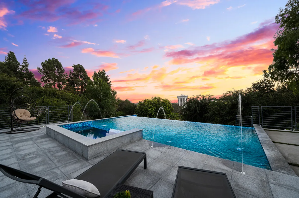 Expansive 8-Bedroom Mansion with Infinity Pool, 697 sqm, pop up store in Los Angeles