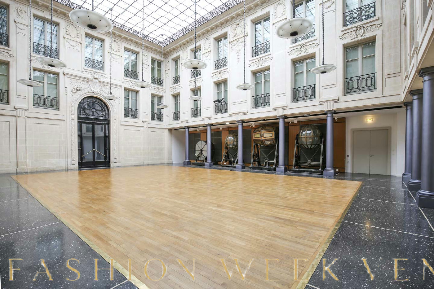 Expansive Fashion Showroom in Place Vendôme, 300 sqm, pop-up rental in Paris