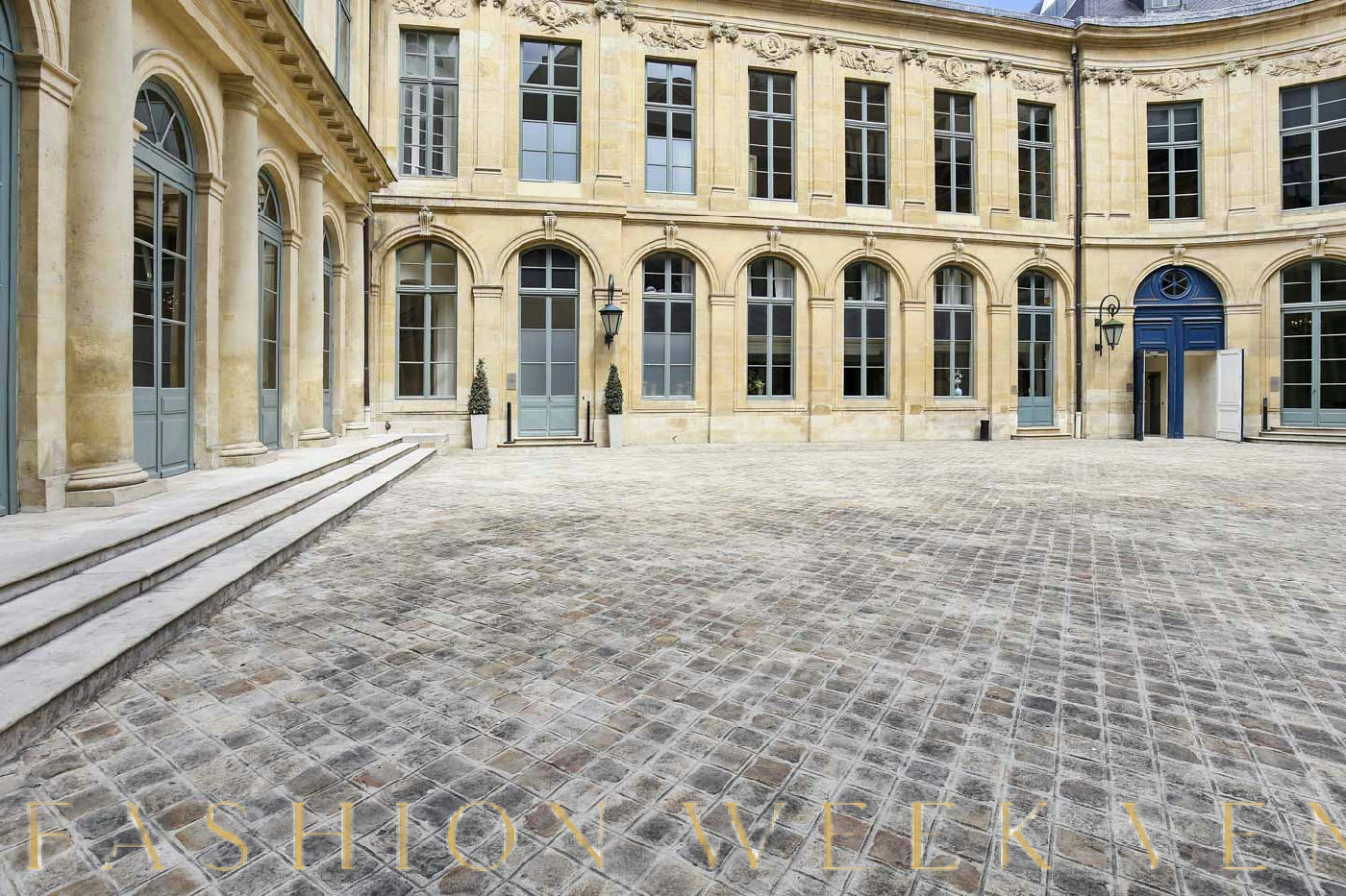 Expansive Fashion Showroom in Place Vendôme, 300 sqm, pop-up rental in Paris, second interior view