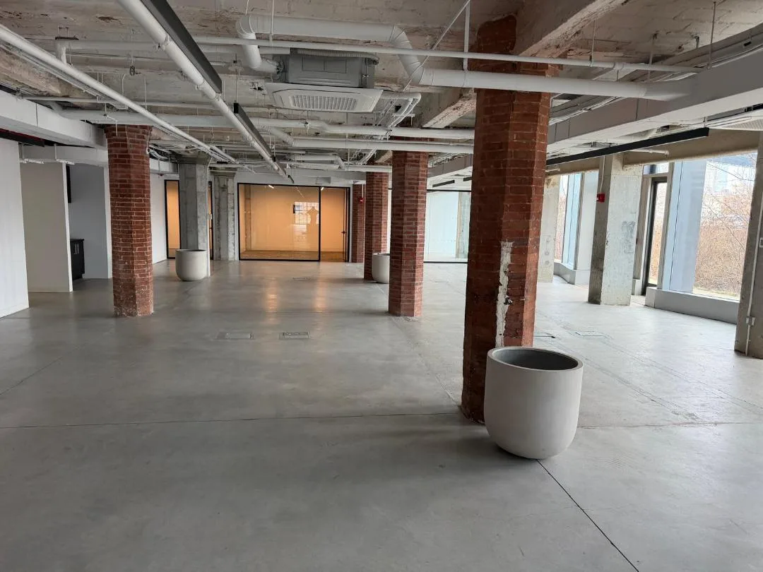 Expansive Waterfront Event Space with NYC Skyline Views, 929 sqm, pop up store in Brooklyn, second interior view