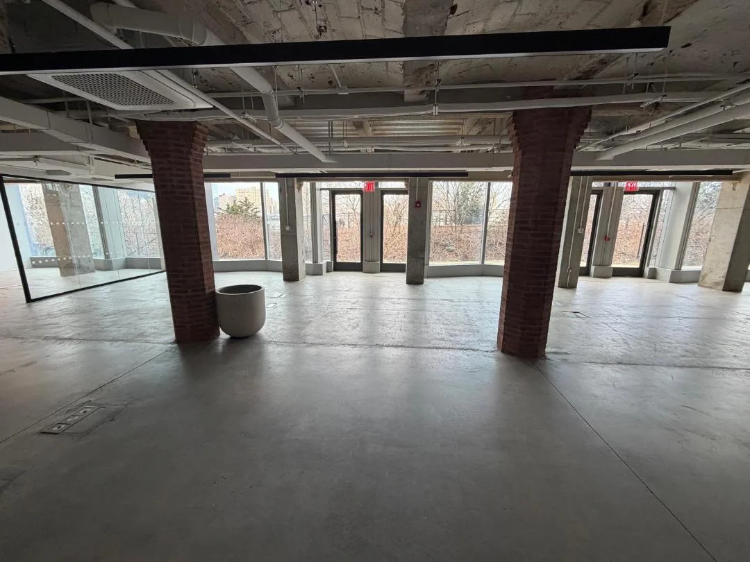 Expansive Waterfront Event Space with NYC Skyline Views, 929 sqm, pop up store in Brooklyn, third interior view