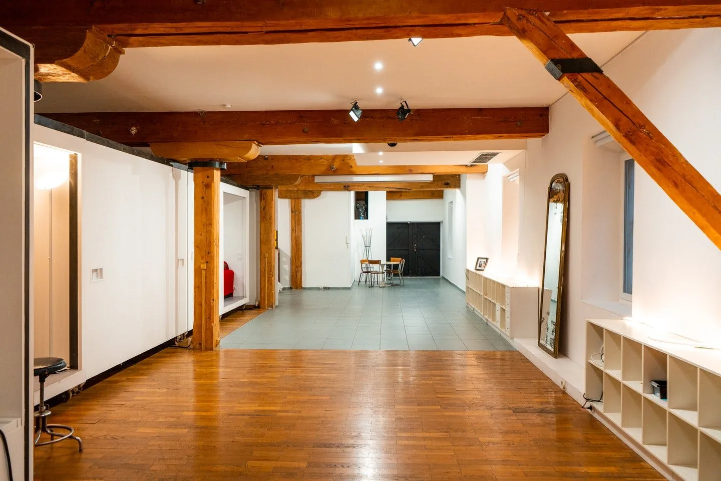 Flexible 220 sqm Commercial Space in Marseille
