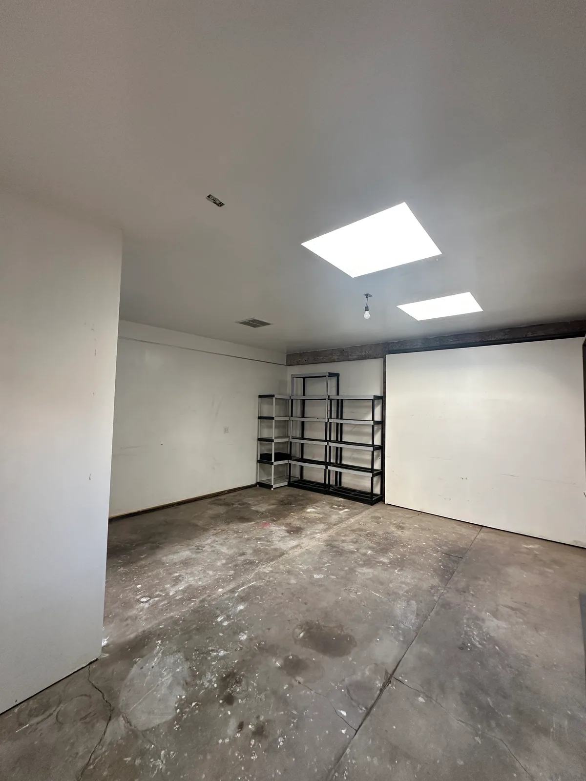 Flexible Ground Floor Studio with Skylights, 33 sqm, showroom presentation, pop-up rental in Los Angeles, interior view