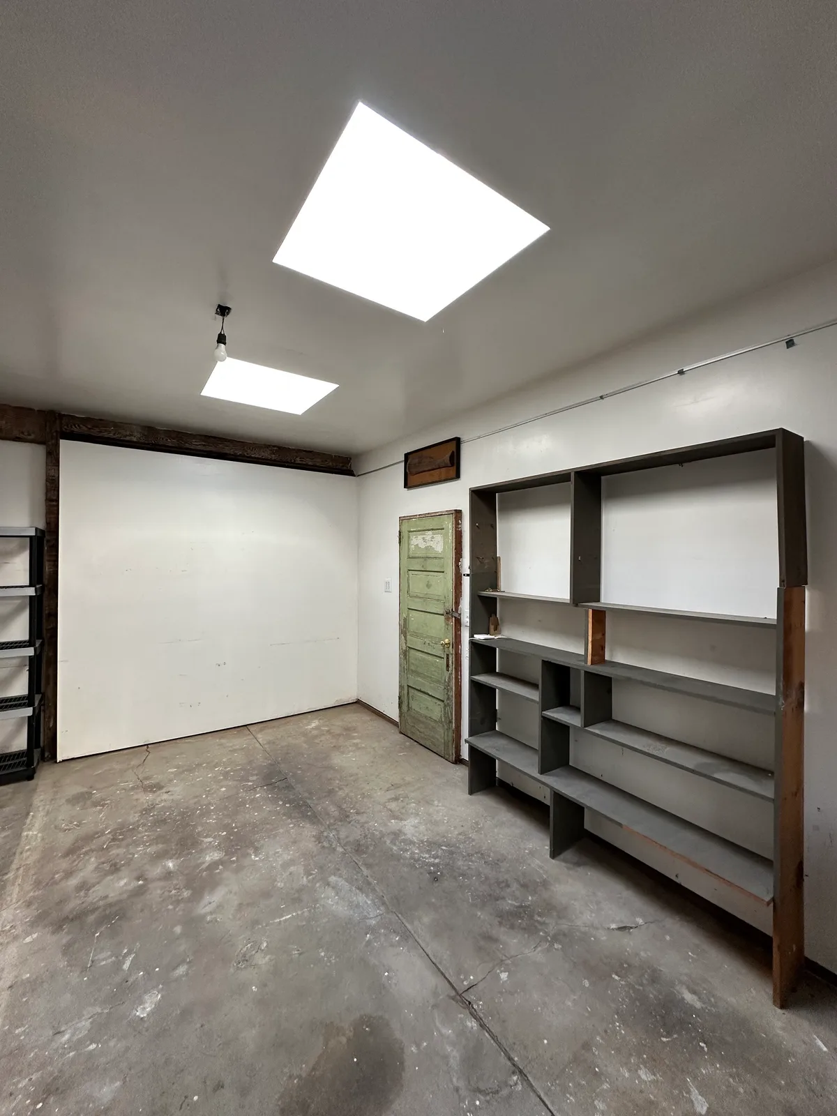 Flexible Ground Floor Studio with Skylights, 33 sqm, showroom presentation, pop-up rental in Los Angeles, second interior vi…
