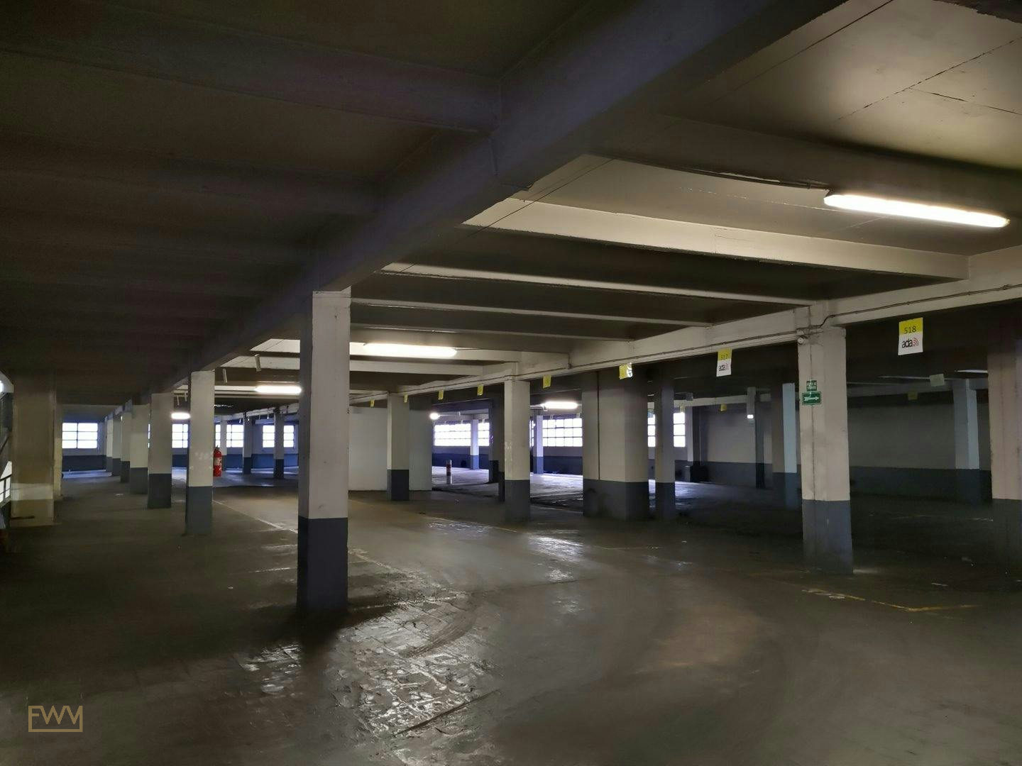 Former Industrial Garage with Rooftop in Paris 18th, 10000 sqm, showroom presentation, pop-up rental, second interior view