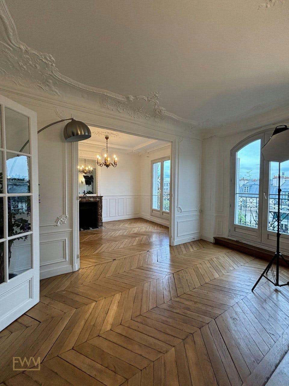 Fully Equipped 35 sqm Photo Studio and Showroom in Paris