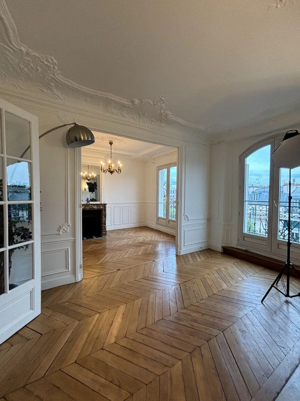 Fully Equipped 35 sqm Photo Studio and Showroom in Paris