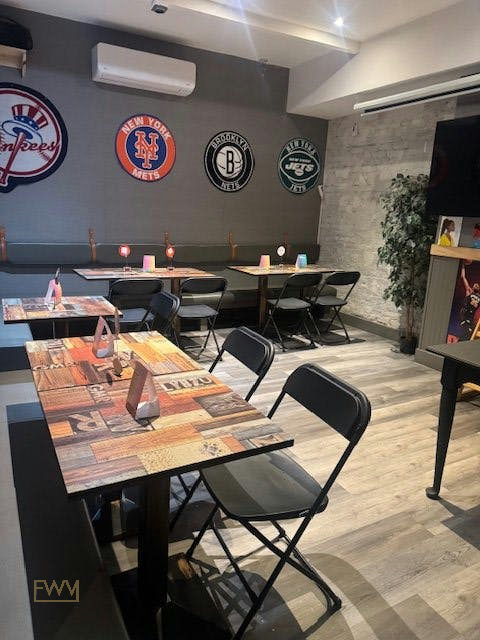 Fully Equipped Sports Bar in Spanish Harlem, New York, 112 sqm, pop up store