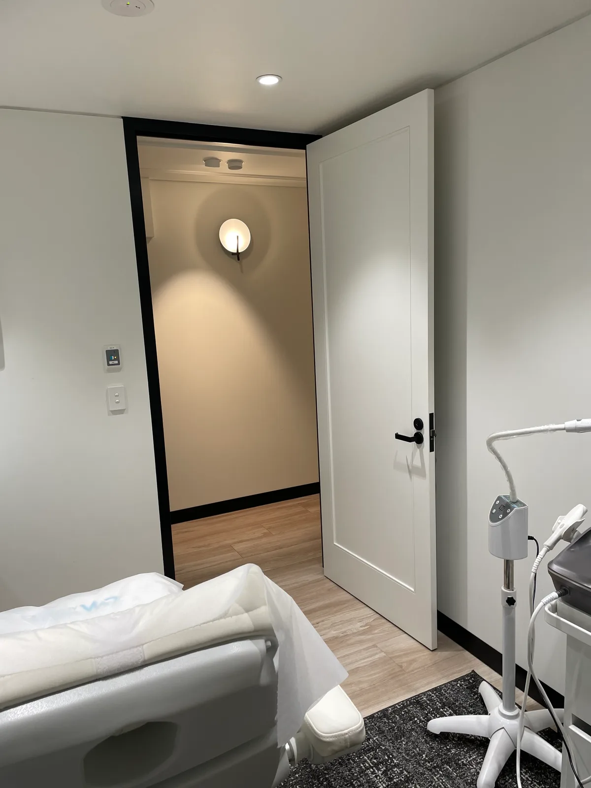 Fully Furnished Beauty Room for Lease, 20 sqm, private event, pop-up rental in Manly, third interior view